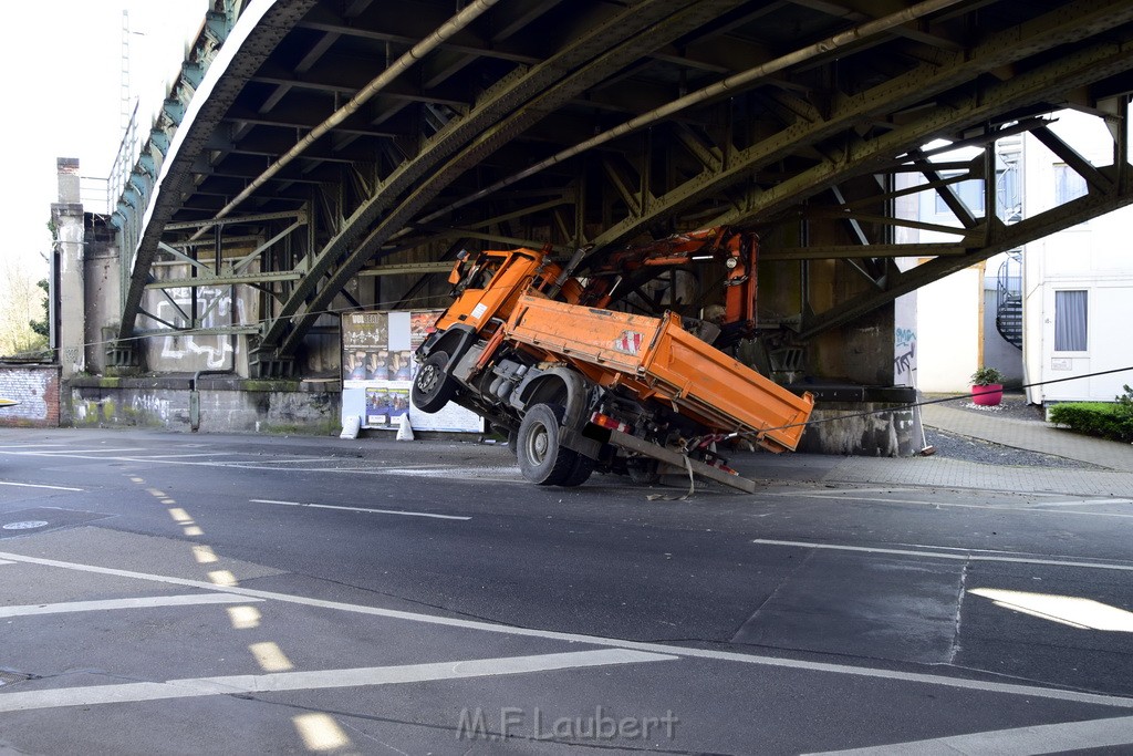 LKW blieb unter Bruecke haengen Koeln Deutz Deutz Muelheimerstr P063.JPG - Miklos Laubert